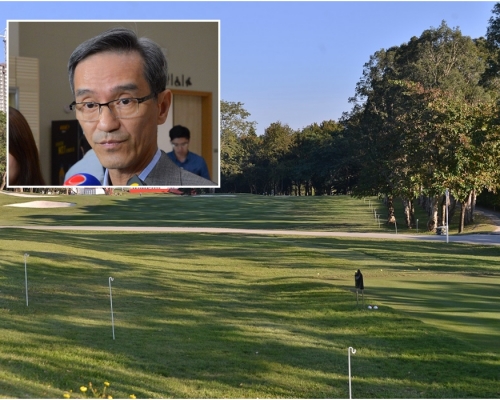 黃遠輝解釋粉嶺別墅位處其中一個球洞附近