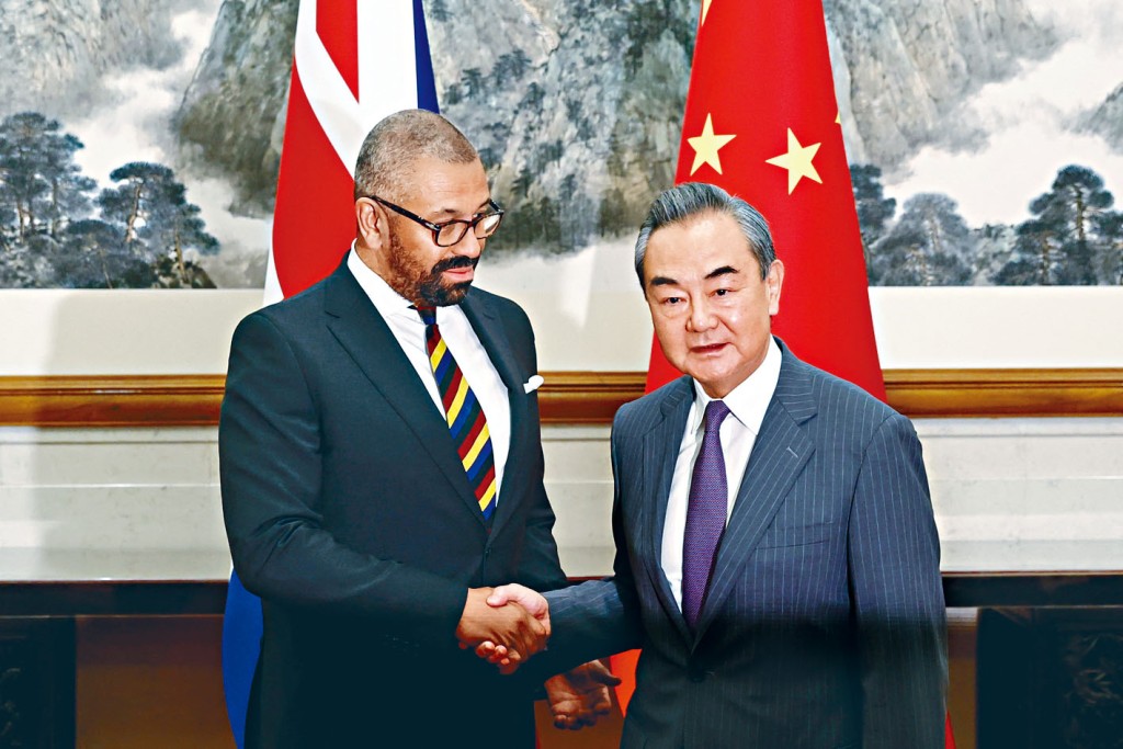 外長王毅（右）和英國外相祁湛明（左）在京會晤。     