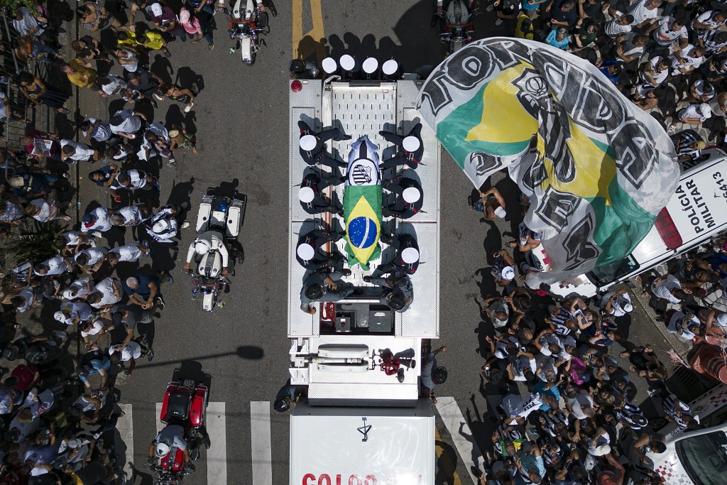 已故巴西足球巨星比利的灵柩盖上巴西和山度士球会的旗帜。AP