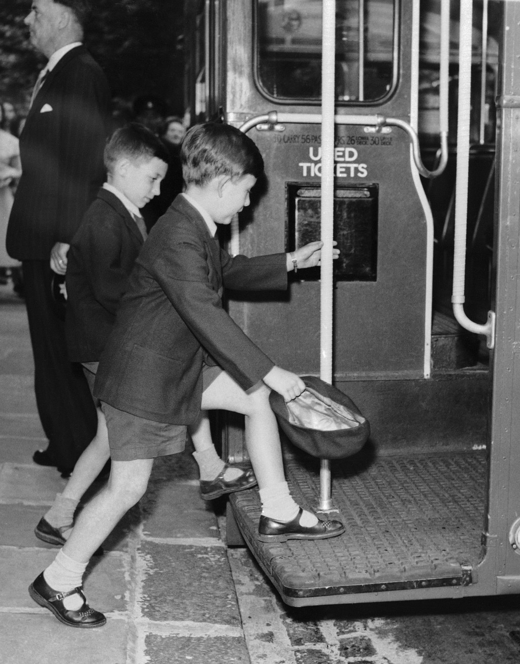 1957年7月，查理斯和希爾豪斯學校的同學一起登上租來的巴士去參加學校運動會。 美聯社