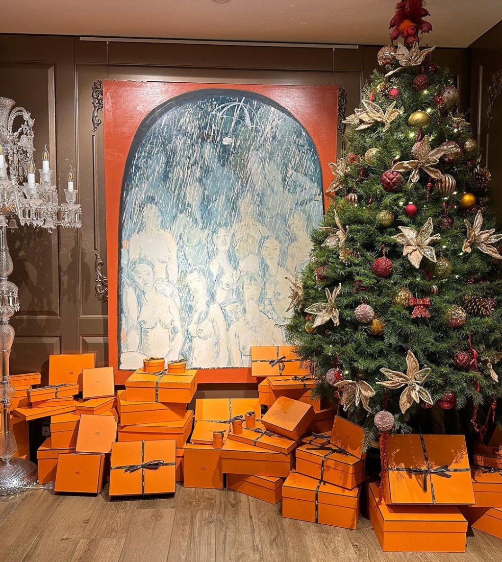 去年在圣诞树下放满Hermès纸盒，成功引起话题！
