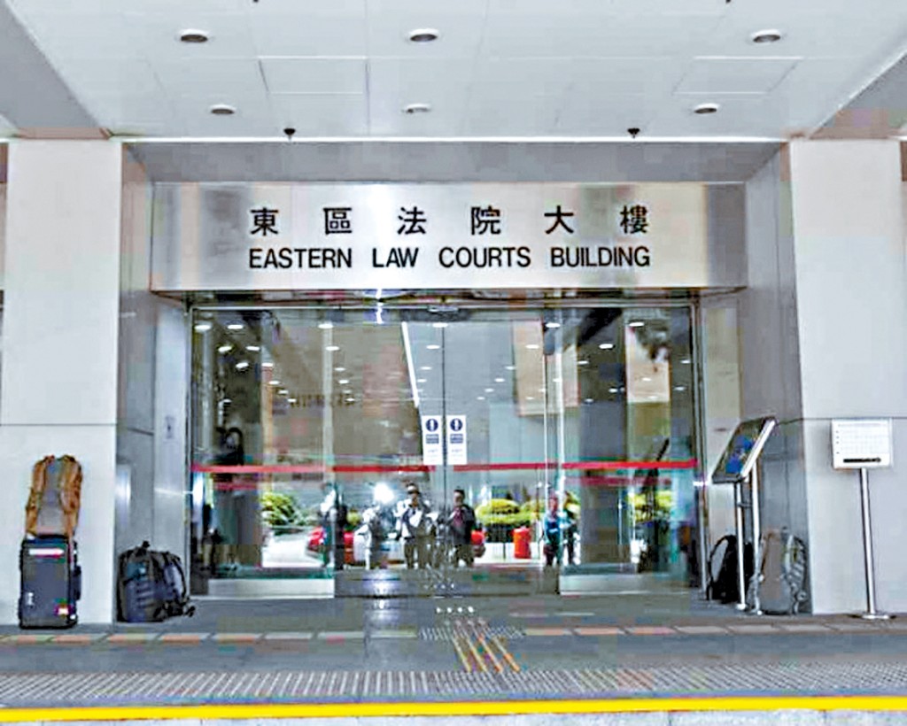 23歲被告劉冠希昨於東區裁判法院承認違反保密規定罪。