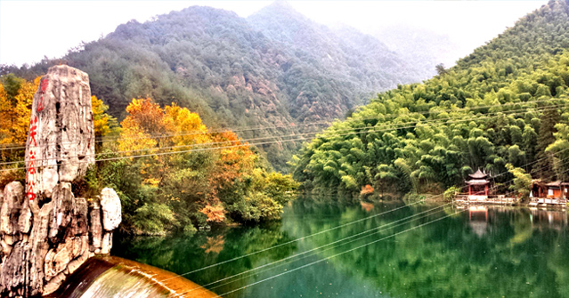 芙蓉谷地處黃山的北麓，是大黃山風景區的組成部分，這條神奇的大峽谷，水源出自黃山芙蓉峰，因貫穿芙蓉峰下的芙蓉嶺而得名。