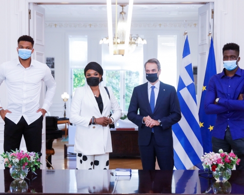 安迪杜古普(左)獲希臘總理米佐塔基斯(右二)接見。Reuters