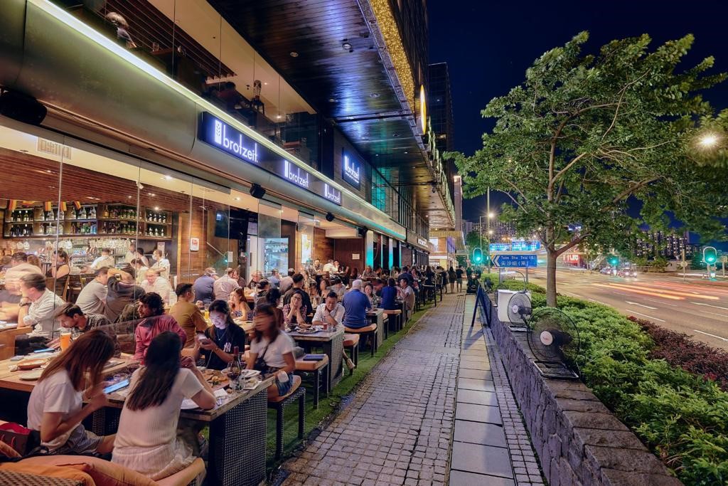 市民于活动推出期间，于尖沙咀中心及帝国中心晚上8时后餐饮消费满300元，即可换领50元的尖东美食里饮品券。