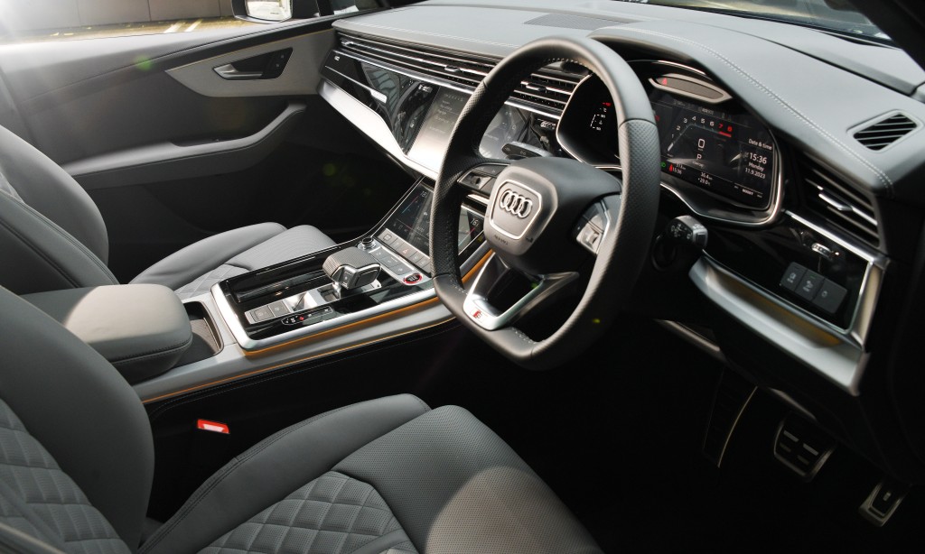 車廂標準裝備包括12.3吋數碼儀表板、中控台上下觸控屏幕，B&O高級音響組合等，享受一應俱全。