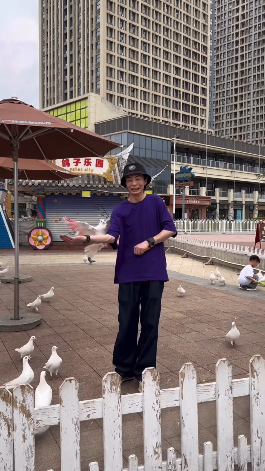 颜志恒很受白鸽欢迎。