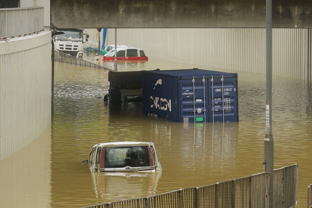 去年的黑雨期間大埔南運路嚴重水浸。資料圖片