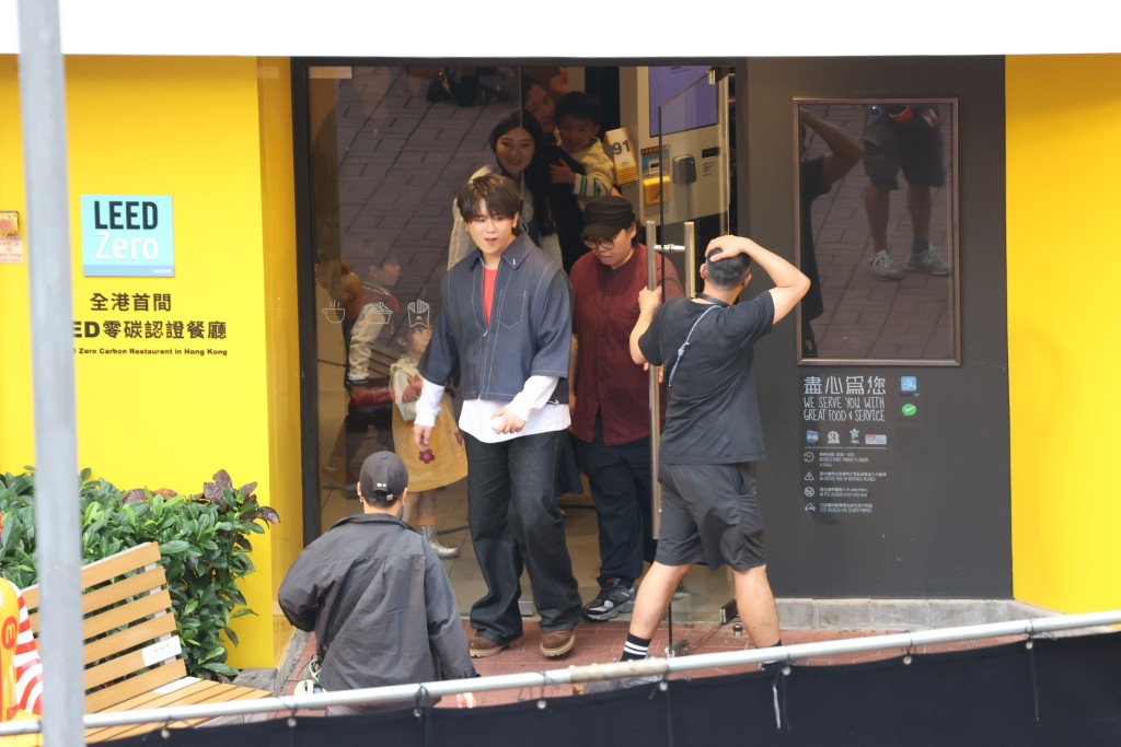 姜濤精神飽滿。