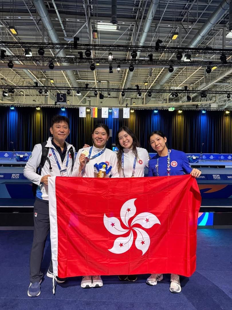 香港女佩團隊，右起梁洛文、朱詠翹、薛雅齊及韓籍香港女佩教練李旭宰合照，3位劍手期望在周二的世大團體賽爭取獎牌。香港劍總圖