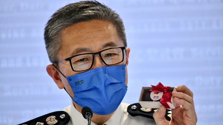 蕭澤頤於記者會完結前,向記者送上一盒「防騙朱古力」。