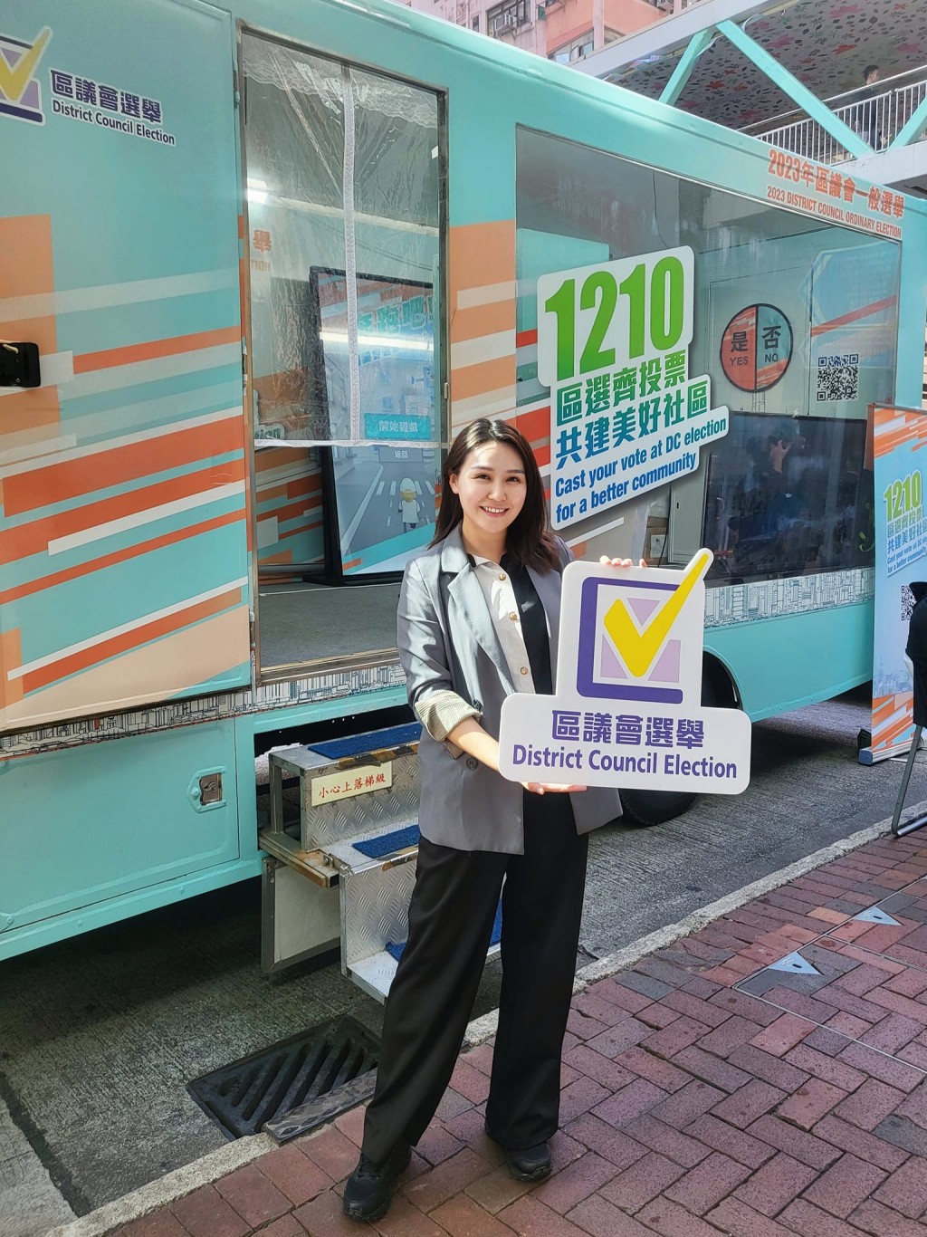 黄颖君离职前忙于为区选宣传。