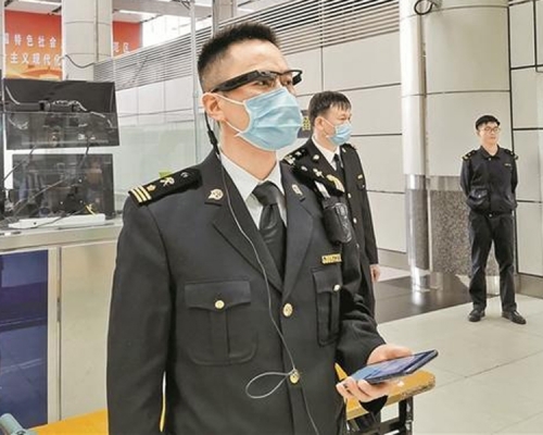 深圳海關關員在深圳灣口岸試用5G智能眼鏡。（網圖）