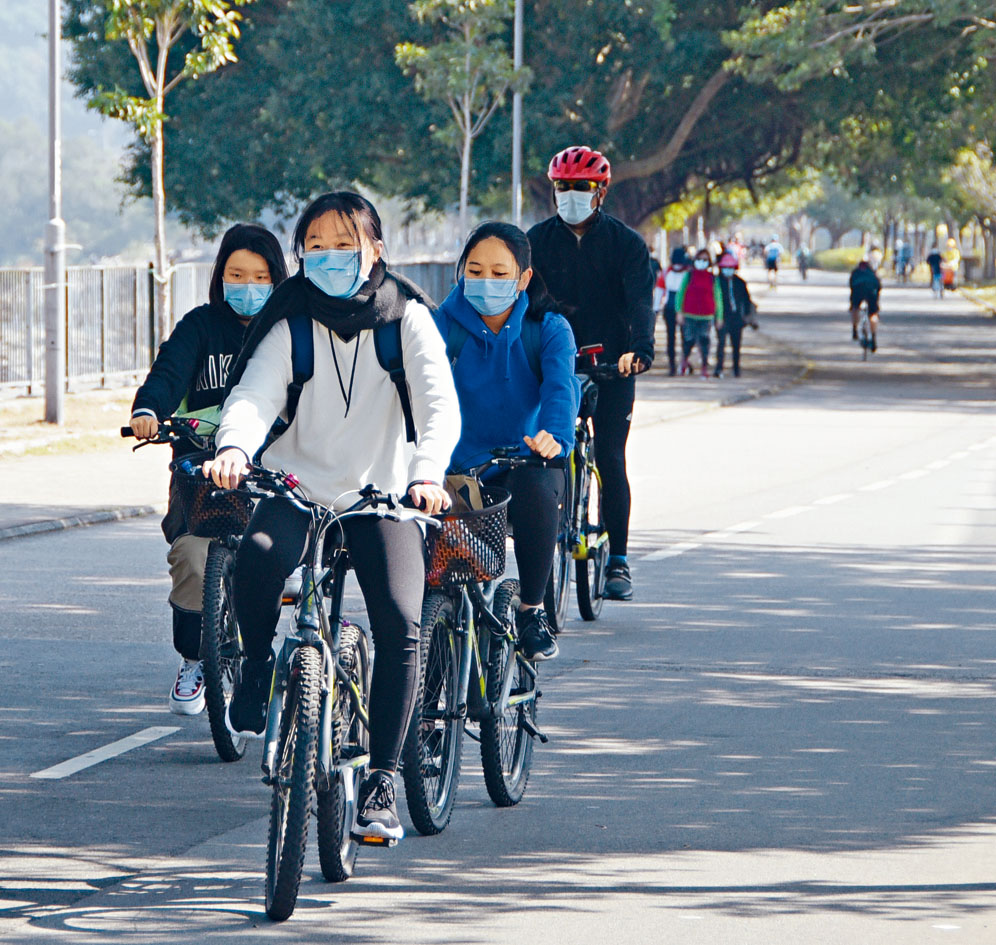 在單車意外黑點大埔吐露港,仍有不少踏單車人士沒戴頭盔。
