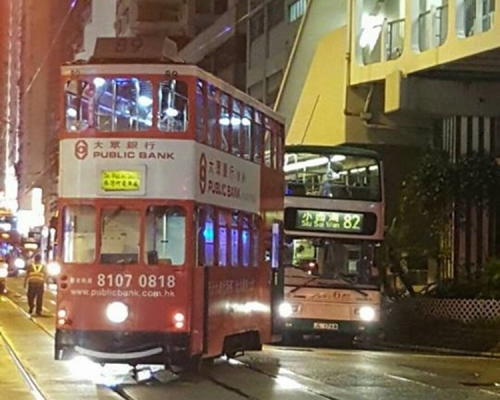 北角港運城對出有電車出軌。網上圖片