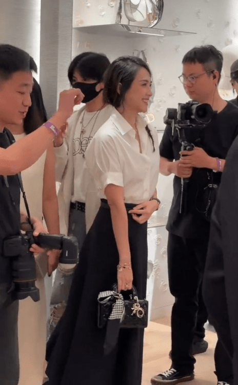 章子怡失婚後到上海出席品牌開幕活動。