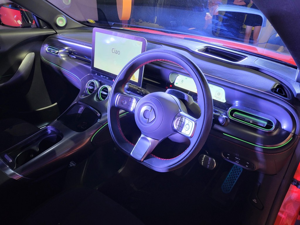 smart #3 Brabus車廂佈置跟smart #1相似，巨型T字中控台設計，上方是12.8吋觸屏