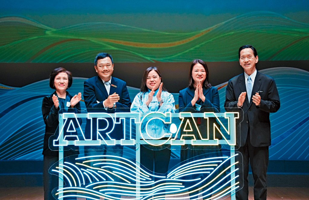 羅淑佩與西九文化區管理局董事局主席陳智思（右一）、星島新聞集團副行政總裁林善喬（右二）、《頭條日報》總編輯兼ArtCan策展人劉國業（左二）、星島新聞集團副刊總監兼《ArtCan》總監陳紀良（左一），為活動揭幕。