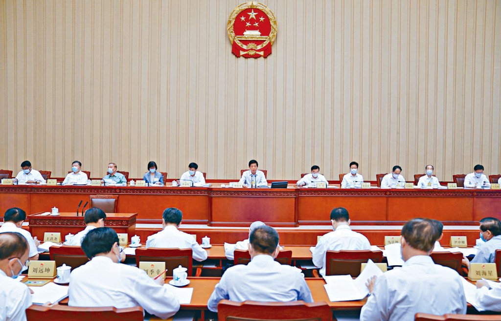 ■十三屆全國人大常委會第二十一次會議，在北京人民大會堂舉行第一次全體會議，栗戰書委員長主持。