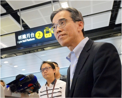 劉天成（右）指發現橋躉沉降20毫米後，已馬上叫停工程。