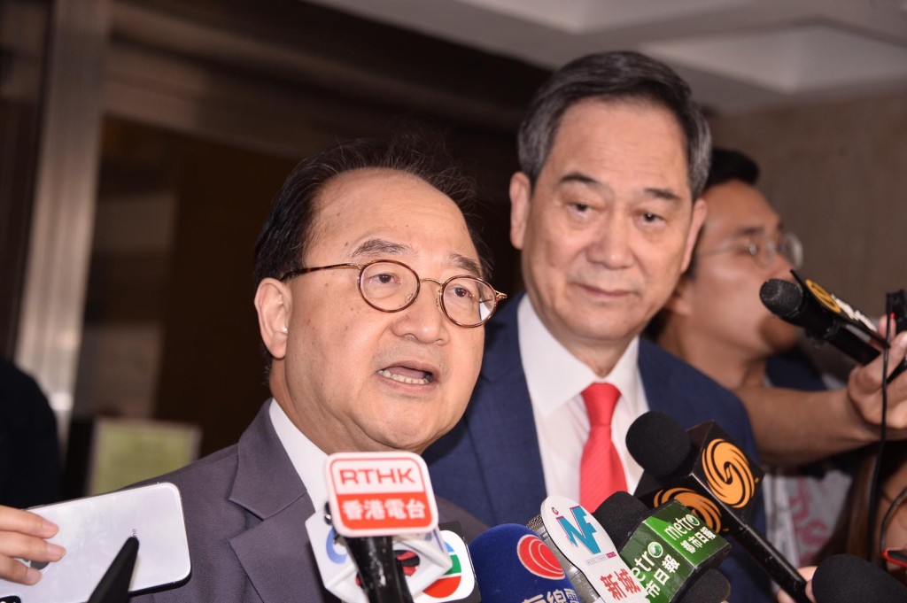 鄉議局律師林國昌(左)與鄉議局副主席林偉強(右)。