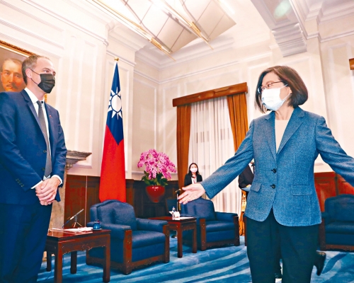 蔡英文(右)和歐洲議會訪問團會面。