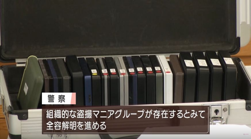 静冈县警方搜出偷拍集团的储存装置。新闻影片截图