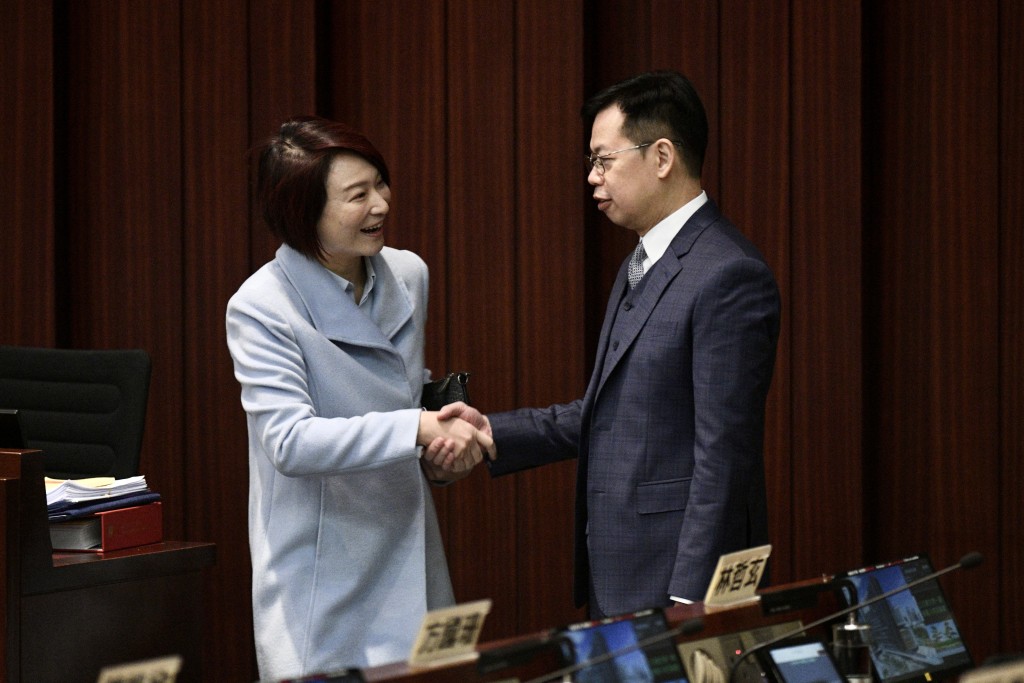 選舉以不記名方式進行投票，李慧琼得47票，陳振英得42票，兩人只差5票。