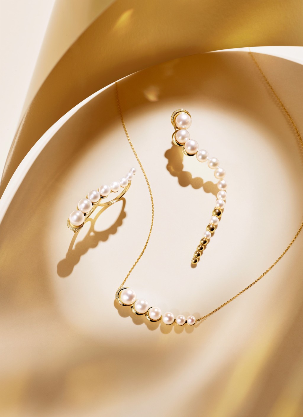 周大福至真系列中的LUNA玥18K黃色黃金美鑽配珍珠首飾。
