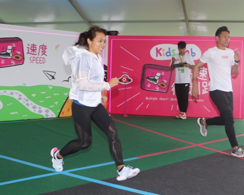 姚潔貞(左)跟港足鋼門葉鴻輝現身中環新海濱,和多位小孩大玩體能遊戲。王嘉豪攝