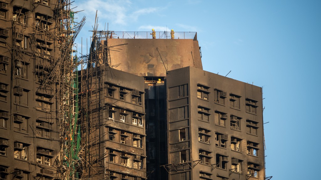 屋宇署指大埔宏福苑五級火警揭示宏業在地盤安全管理有嚴重缺失，包括使用大量發泡膠板遮封維修樓宇的窗戶。