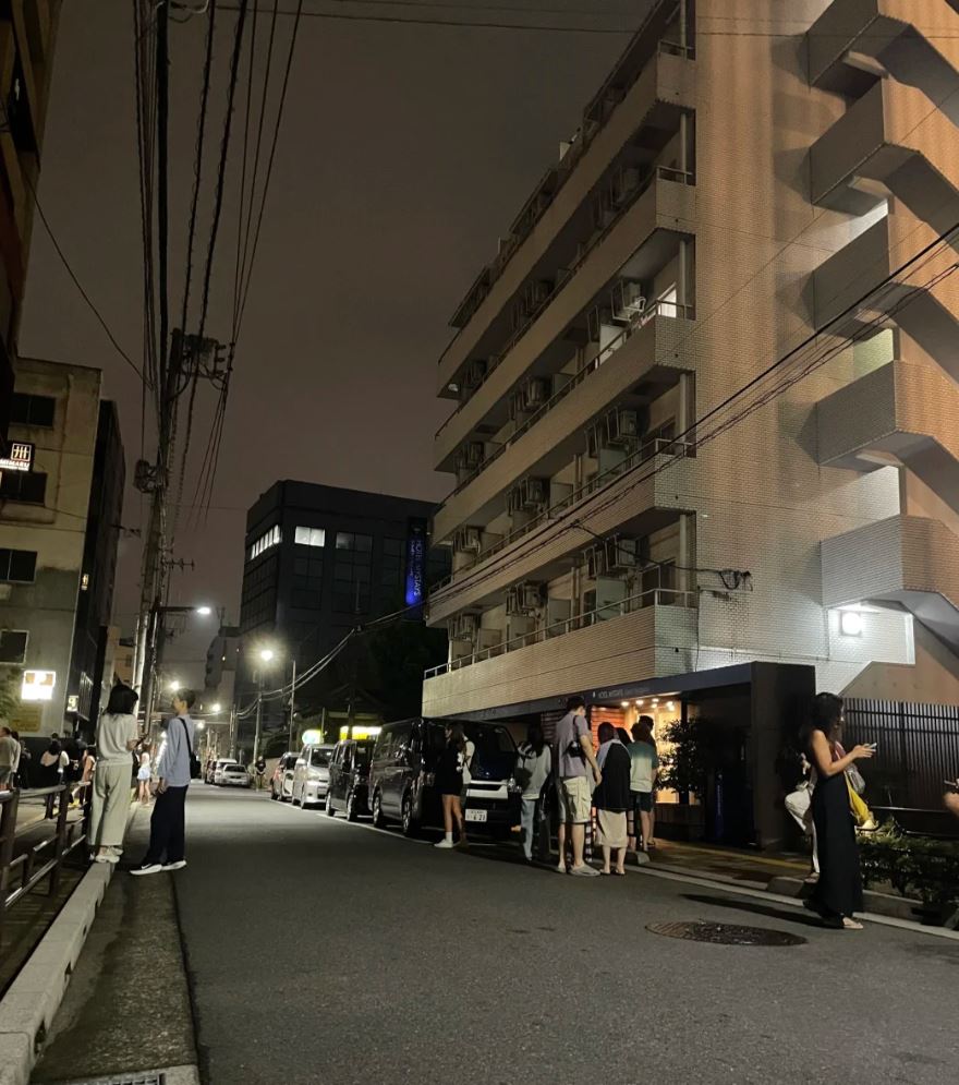 地震后，有民众跑到户外逃难。小红书@一颗小煤球