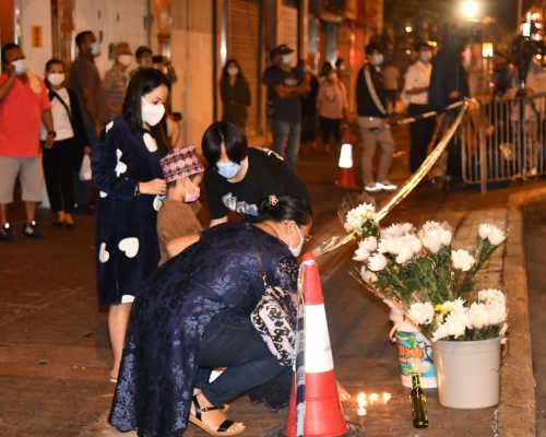 市民到大廈外拜祭死者。