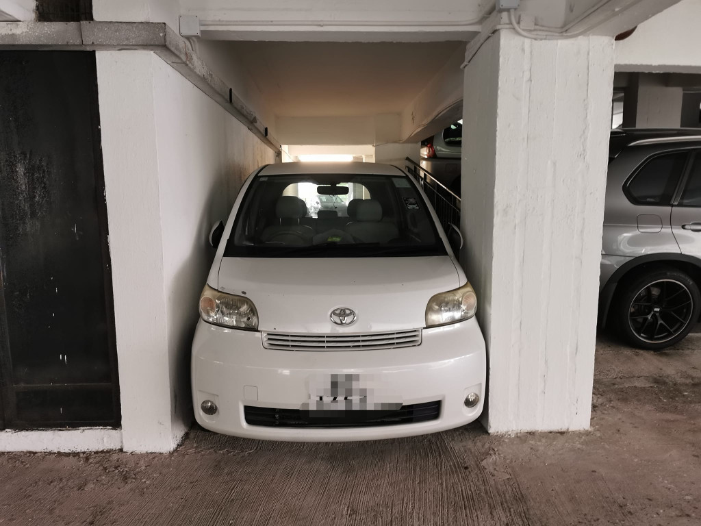 有網民在觀塘一個舊式屋苑的停車場發現有司機展現神級泊車技巧。