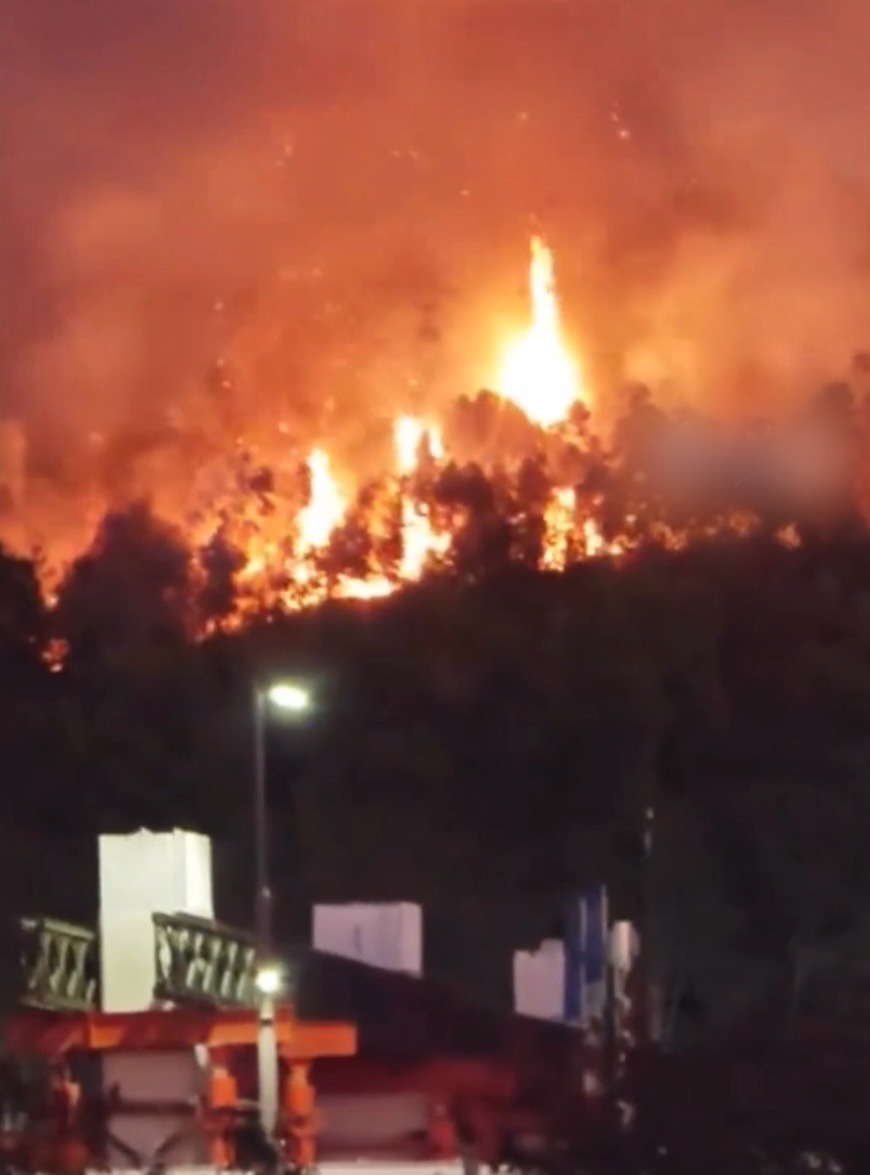 珠三角地區天氣極為乾燥,深圳坪山區突發山火。 珠三角地區天氣極為乾燥,深圳坪山區突發山火。