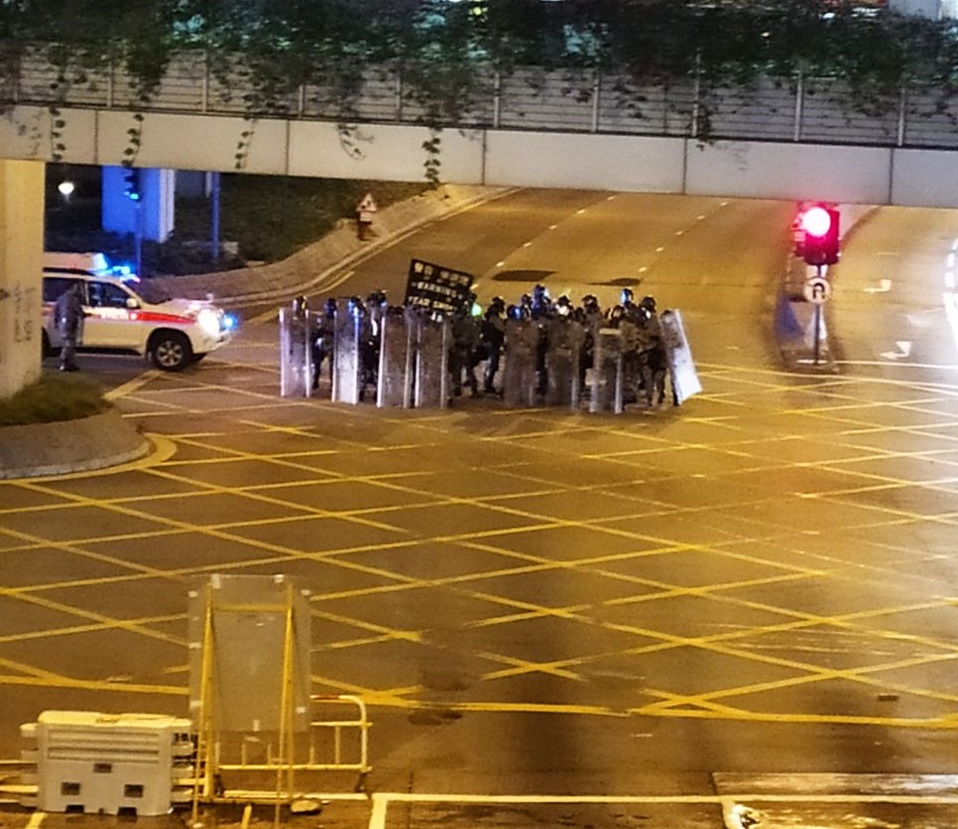 防暴警察展示黑旗。網上圖片