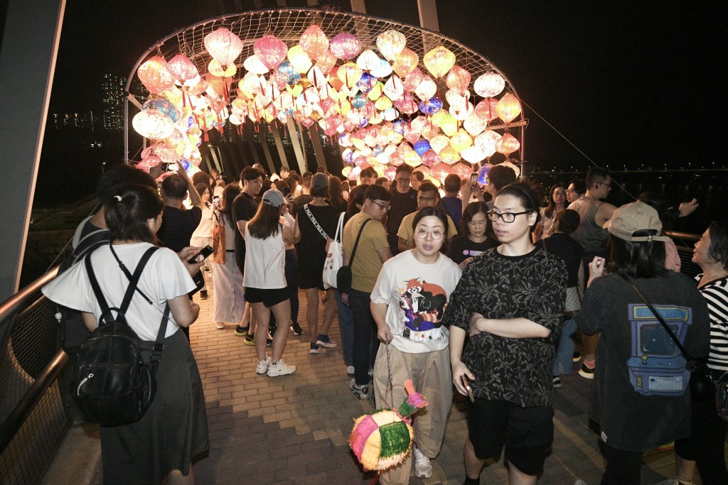 近百市民到場賞月打卡，場面熱鬧。
