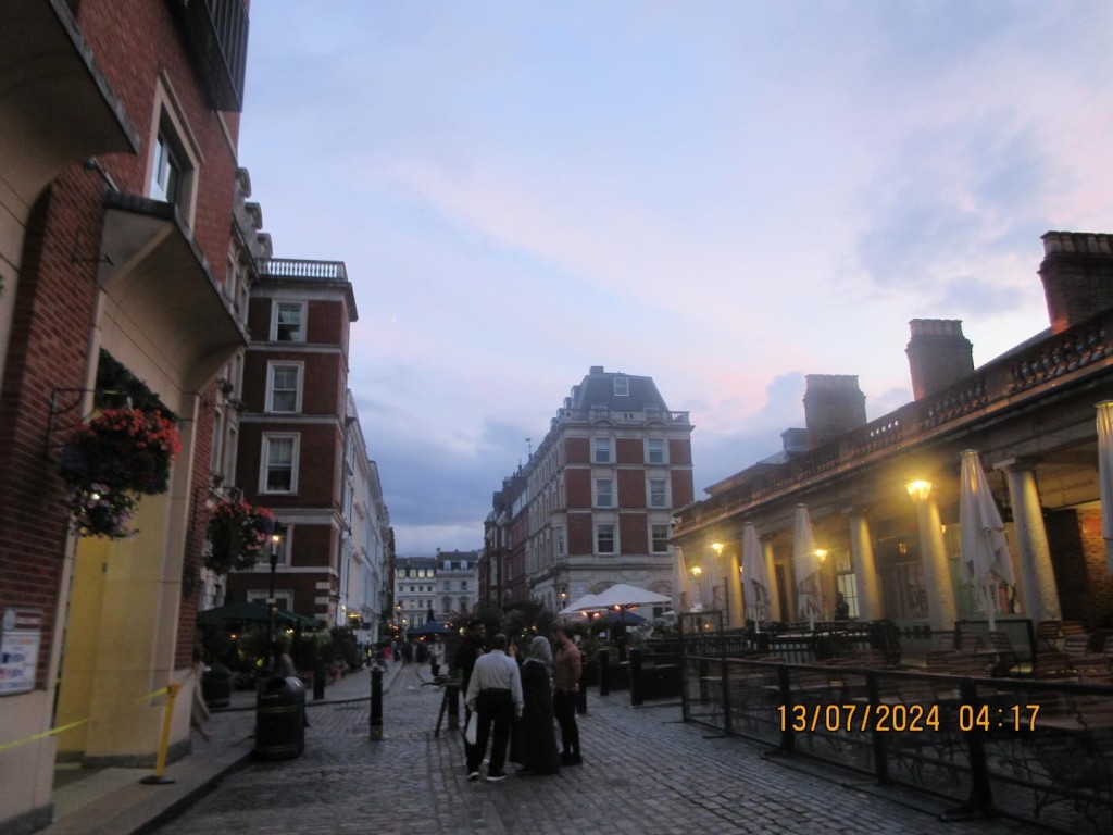 倫敦名勝的London Covent Garden，內有餐廳、跳蚤市場還有一些theatre。