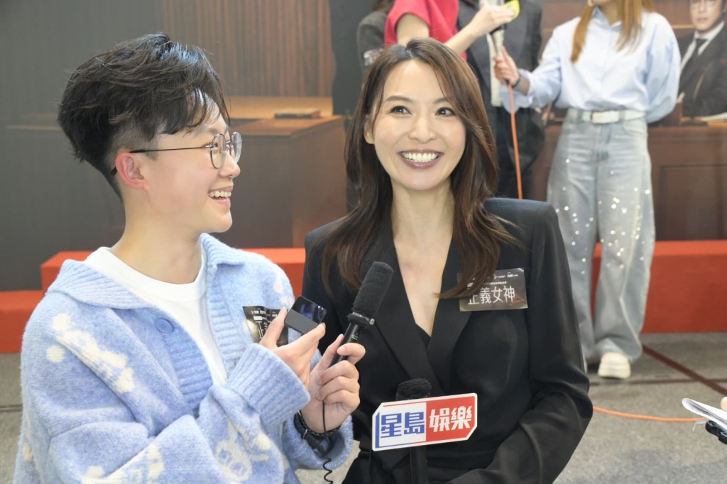 陈炜同阿佘斗戏，忆在法庭上交手，一齐完成百多页对白非常之爽，“唇枪舌剑比宫斗好睇！” 