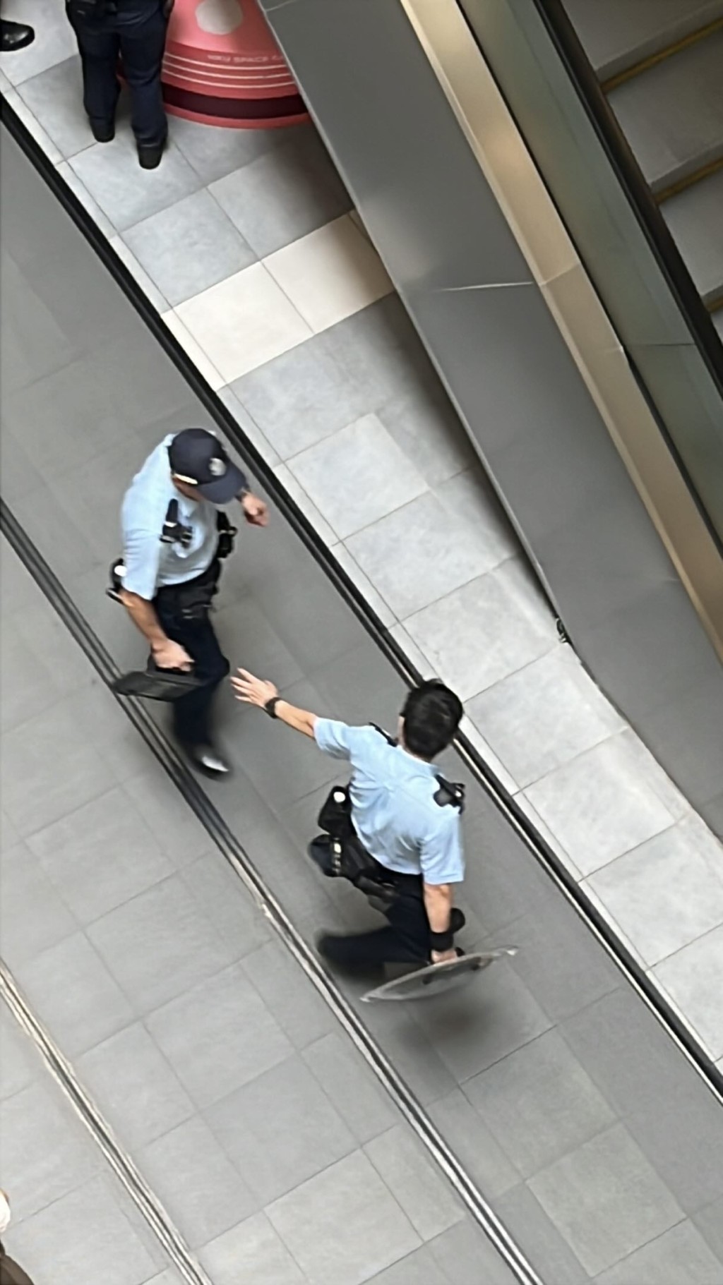 有4名警員接報到場，其中一名警員更持盾牌。kaoruuu_.cosss@threads圖片
