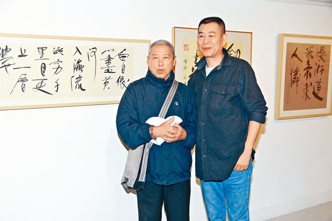 劉兆銘大讚黃錦江的作品。