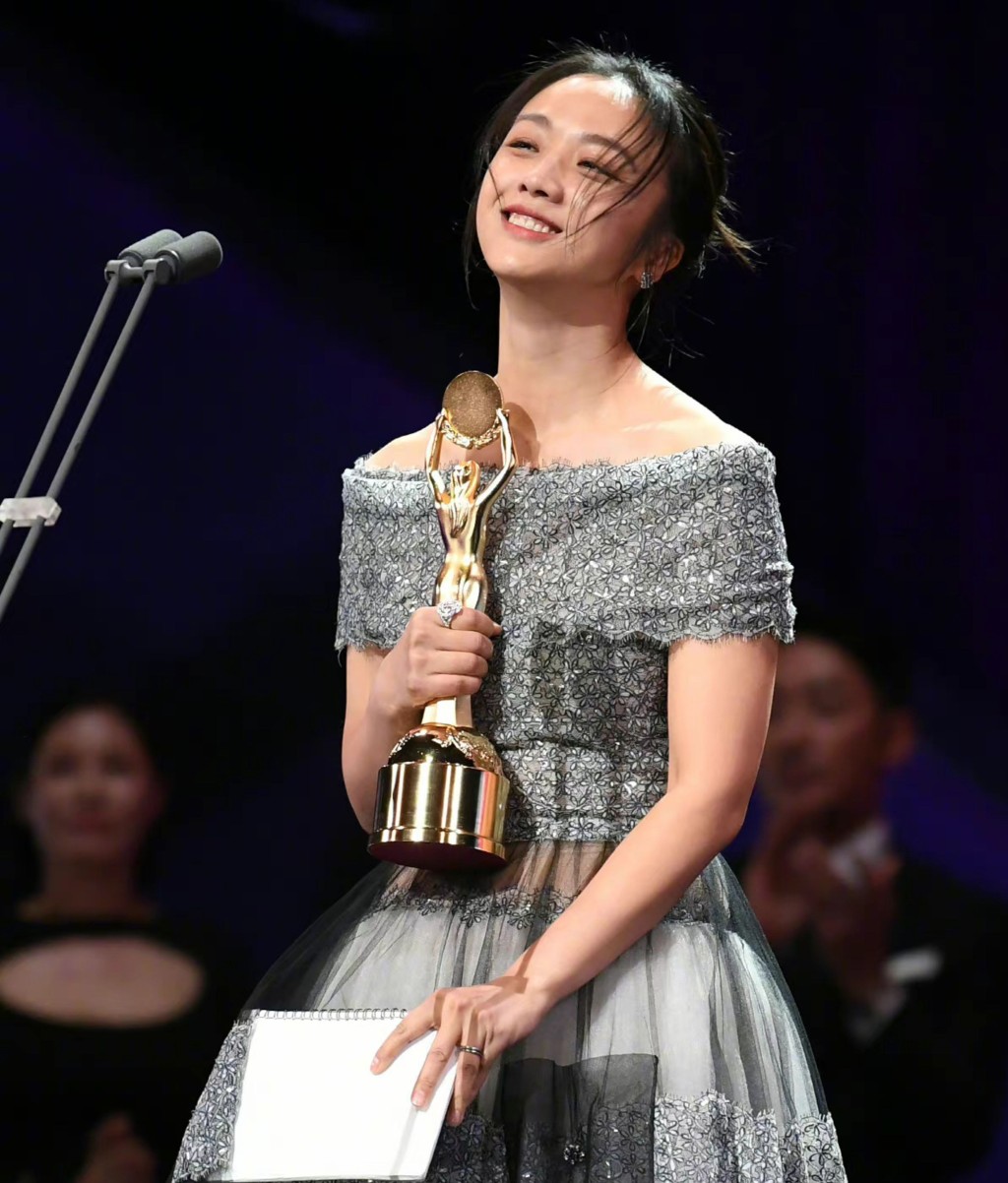 汤唯在韩国亦观众缘甚好，凭住《分手的决心》更横扫多个颁奖礼的影后宝座，包括韩国三大颁奖礼之一的“青龙电影奖”。