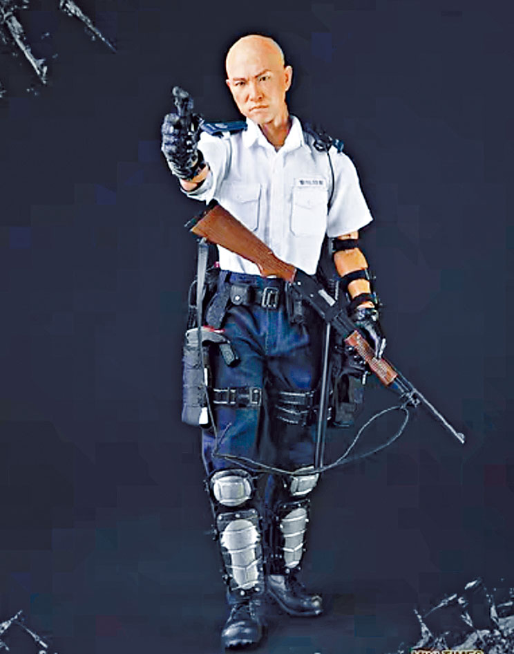 ■去年七月在葵涌警署外举枪镇暴的「光头警长」刘泽基表现神勇，成为内地不少网店有售的首办模型主角之一。