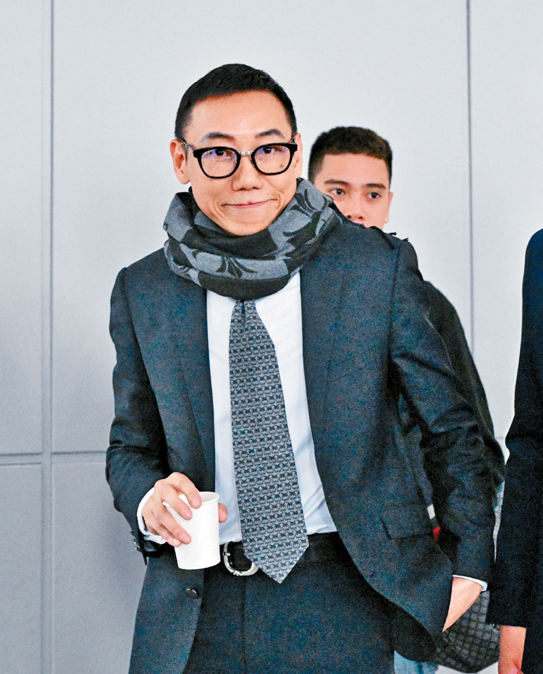 原告余毓興表示與張栢芝的父親為多年好友，而張亦會稱呼他為「契爺」。