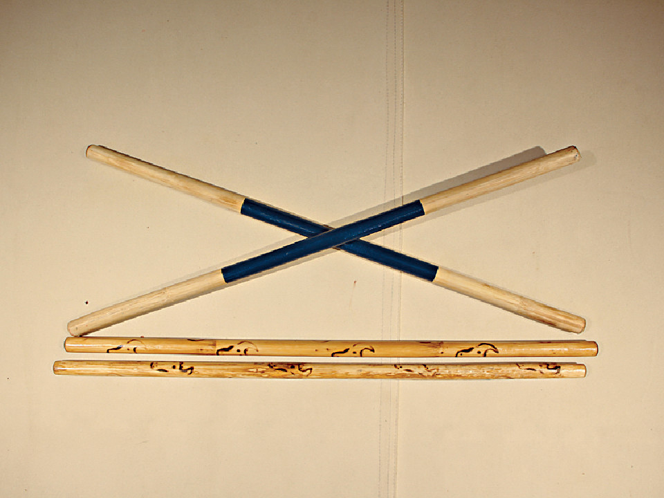 ■比賽用的藤棍較輕身，下面是平日練習所用的藤棍。