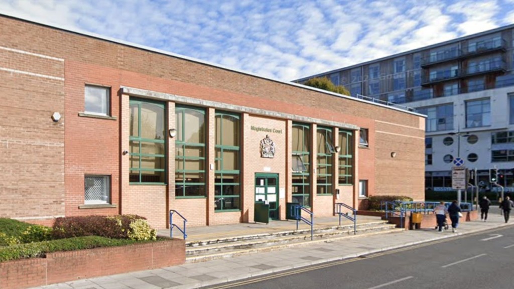 警方指出，6名被告周二將在英格蘭西南部斯溫頓地方法院（圖）出庭應訊。Google Map