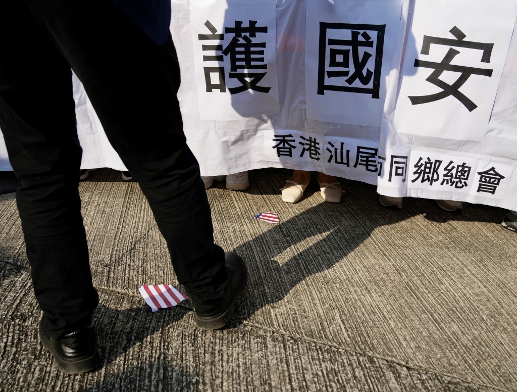 香港汕尾同鄉會即場撕爛紙製美國國旗洩憤。蘇正謙攝