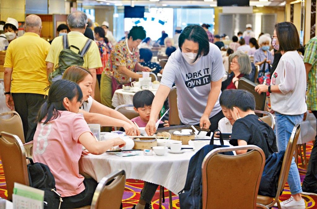 本港疫情近日出現反彈，酒樓食肆依然旺場。