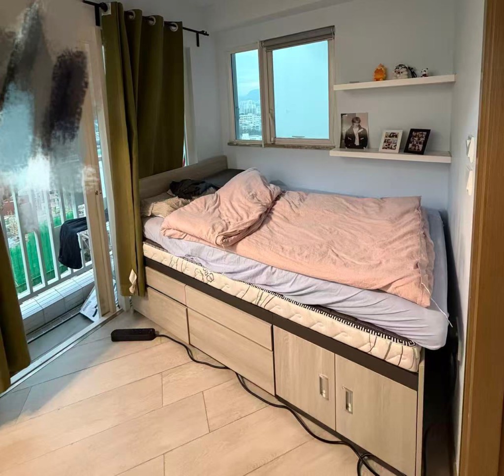 李同学以月租1.6万元,并采年缴形式,租下大围港铁站附近一间开放式单位,但他抱怨「感觉被坑了」。 李同学以月租1.6万元,并采年缴形式,租下大围港铁站附近一间开放式单位,但他抱怨「感觉被坑了」。