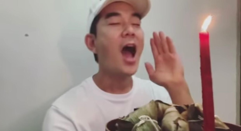 捧着大盆糭的小齊親自唱出祝壽歌。